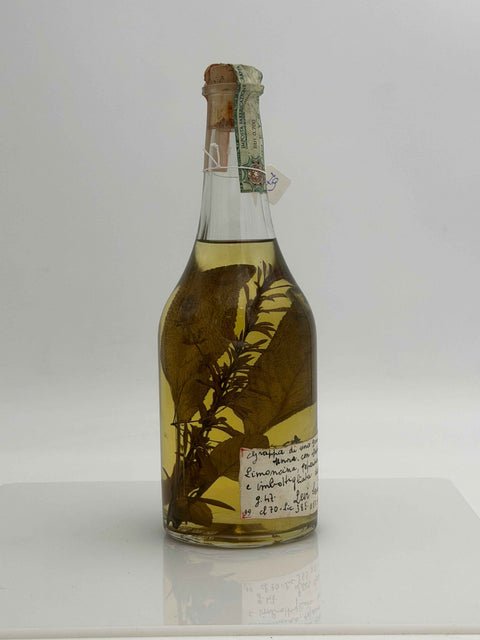 Grappa Romano Levi, grappa de una donna selvatica con salvia, menta, limoncina, peperina. 1999, 79