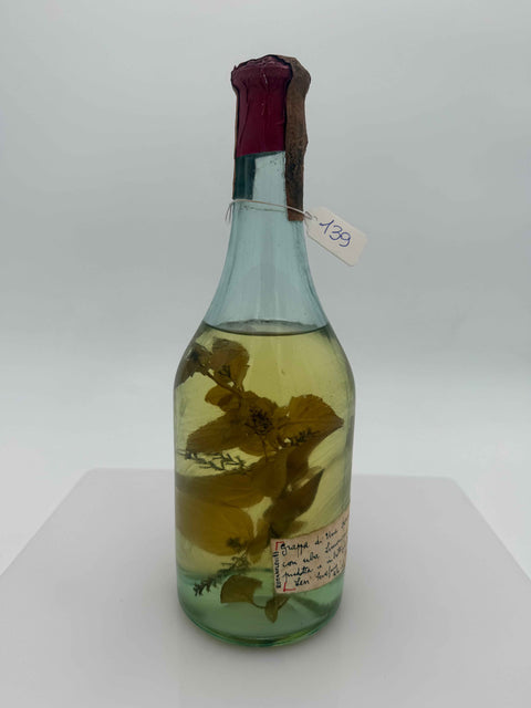 Grappa Romano Levi, grappa de una donna selvatica con erba limoncina e menta. 1983, 139